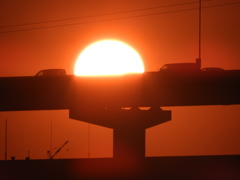 荒川沿いの高速道路の上の夕日