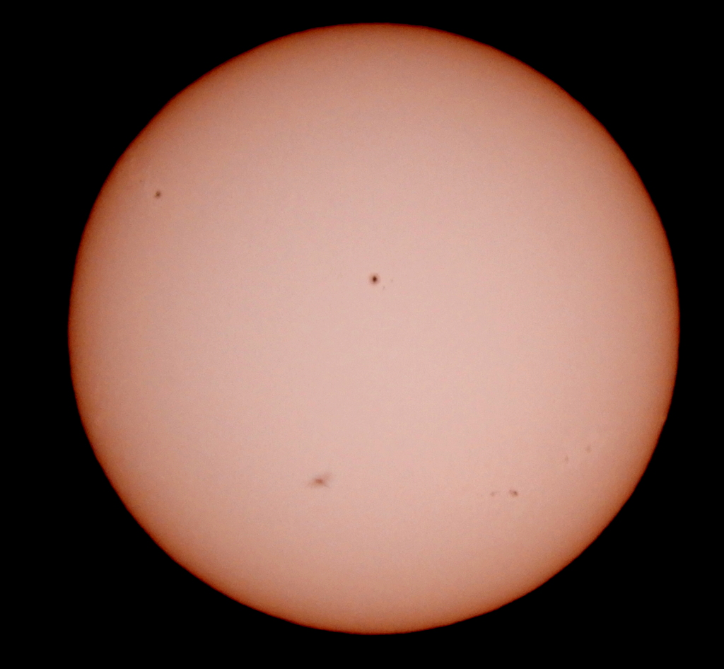 '22.9.29.13:００．３９の太陽面、左下の黒斑点は野鳥の影