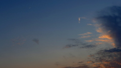 月齢3.0のある荒川の夕空