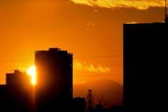 丹沢山の左の2棟のタワービル間から漏れる夕日