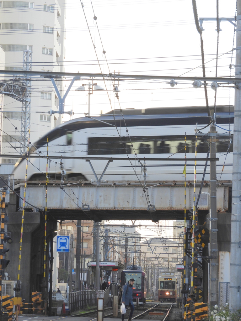 町屋の都電荒川線の上の京成スカイライナー新三河島駅へ