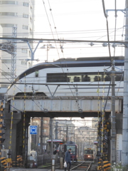 町屋の都電荒川線の上の京成スカイライナー新三河島駅へ