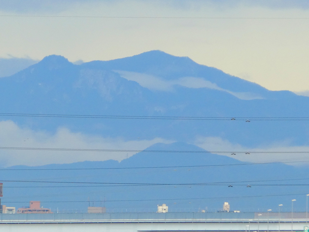 荒川土手からズームした、層雲の鶏冠山、太平山