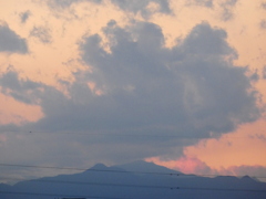 大持山子小持山に大きな雲が覆う夕暮れの風景