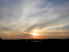 荒川土手の夕日と左右に幻日彩雲