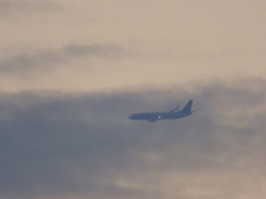 落日近くの雲の中の飛行機
