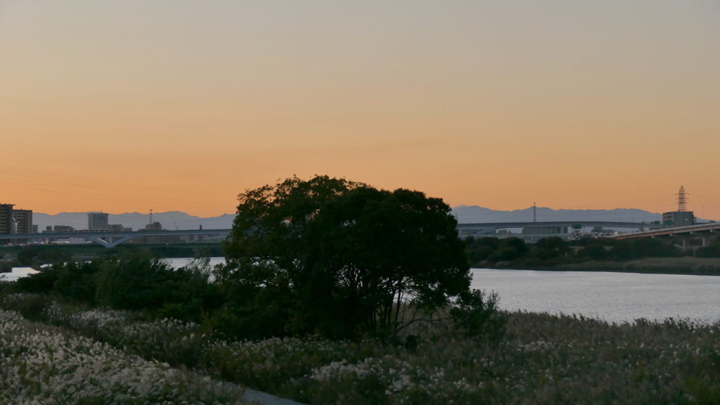 秩父山系荒川の夕暮れ