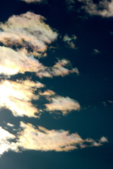 団地のビルの陰の彩雲