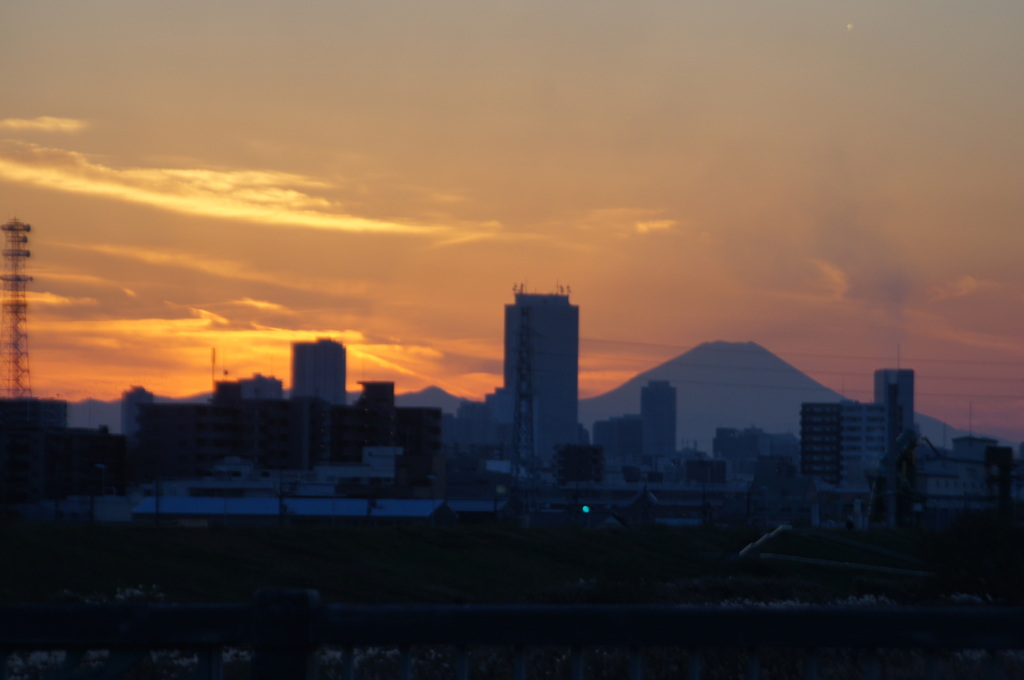 日が落ちた後のてぃだり丹沢山系と右富士山のシルエット