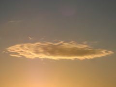 荒川上の夕焼のレンズ雲