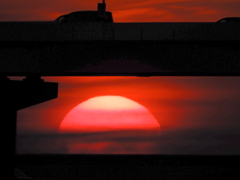 荒川土手高速道路の下の夕日