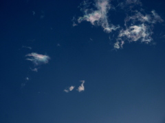 屋根上の小さな彩雲