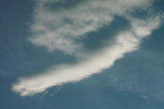 西上空の変わった一本パイプ雲
