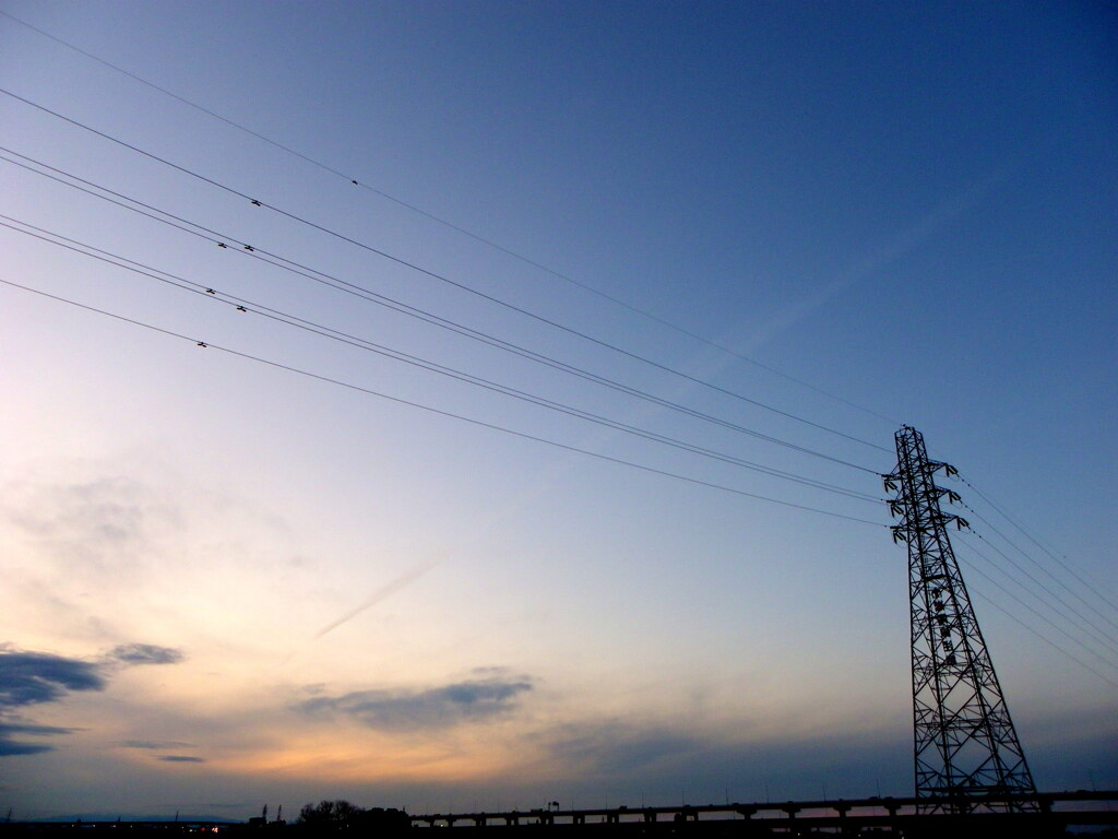 荒川の手塔上にいつまでも残る飛行機雲