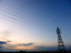 荒川の手塔上にいつまでも残る飛行機雲