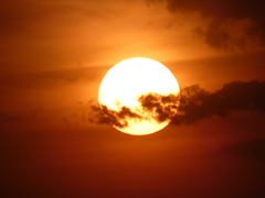 雲と夕日の自然風景