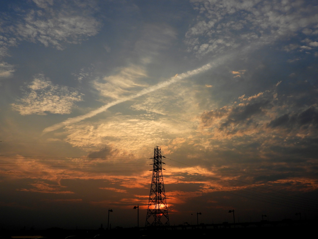 荒川土手の西新井橋方向の夕空