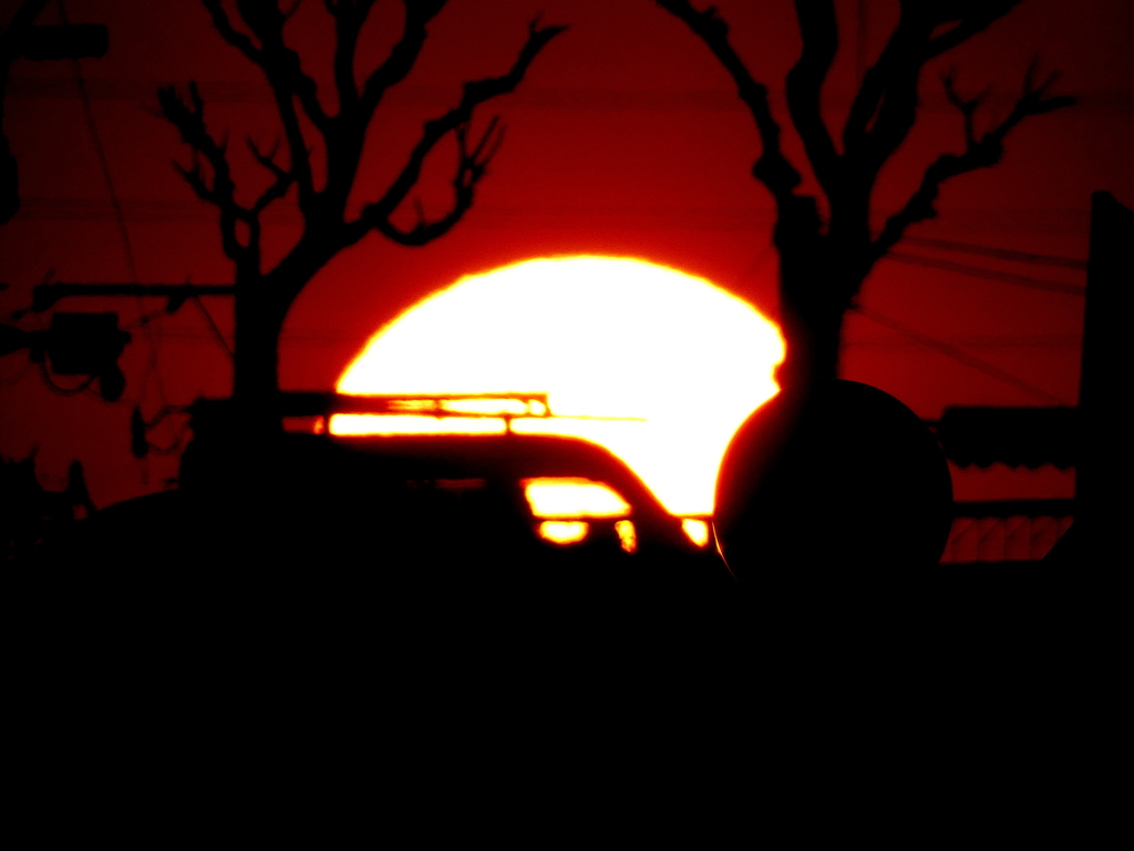 荒川土手下から西新井橋の坂の車の上の夕日