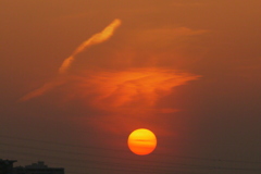 霞む夕日の上の上品なオレンジの雲