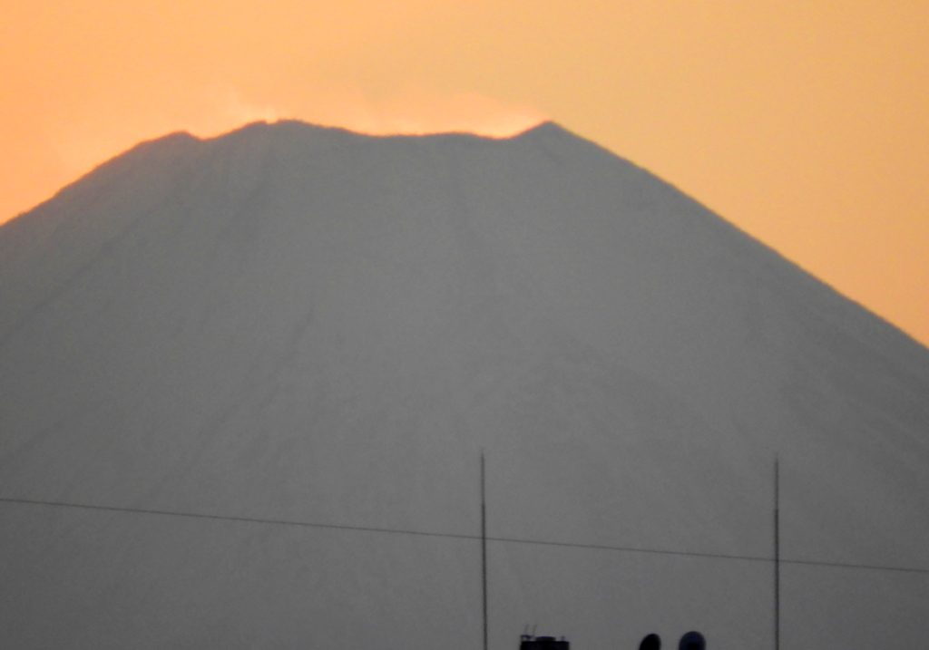 千住新橋から富士山をズーム山体の模様も