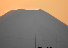 千住新橋から富士山をズーム山体の模様も