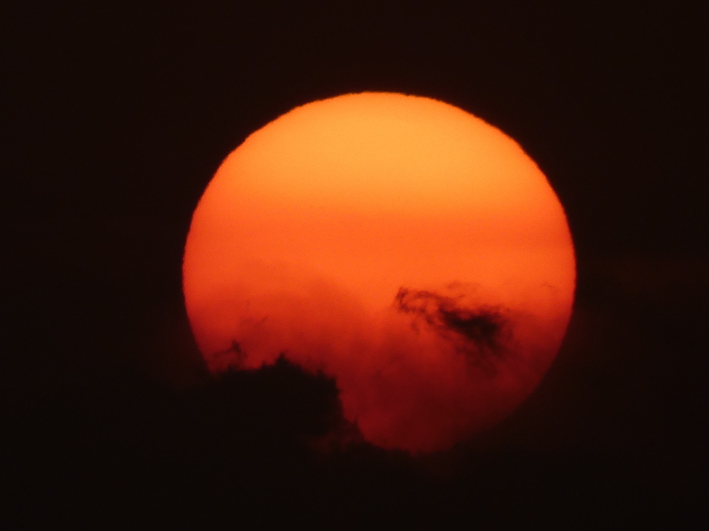 荒川の雲に落ちる真っ赤な夕日