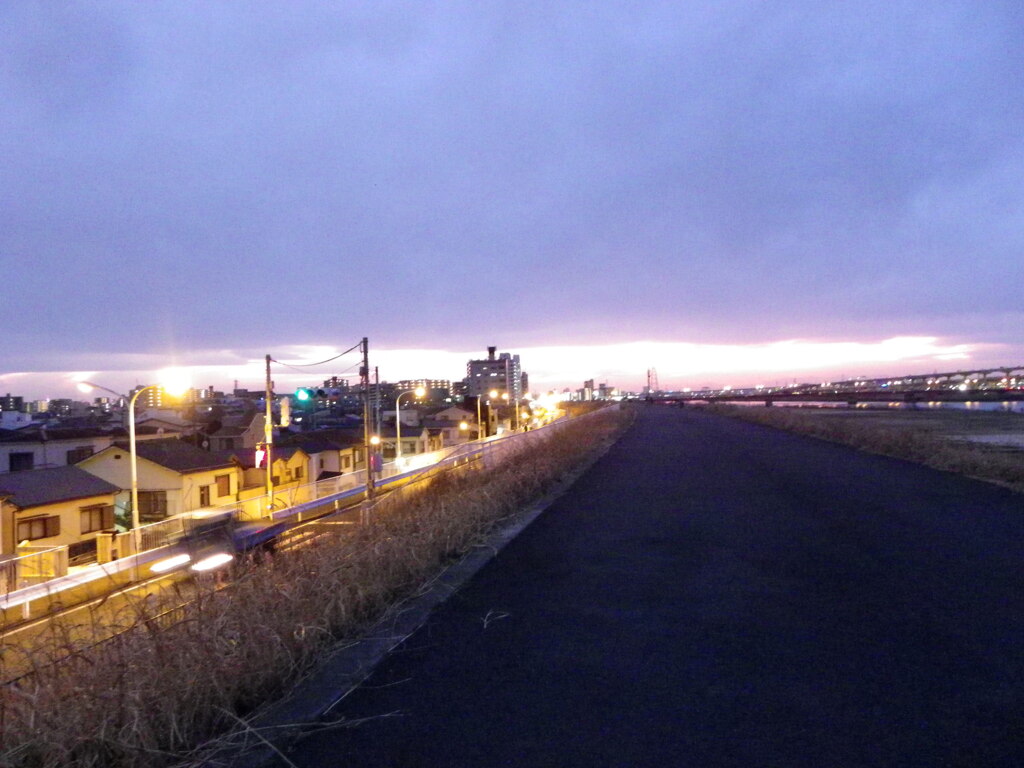荒川土手上の変わった夕景
