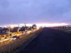 荒川土手上の変わった夕景