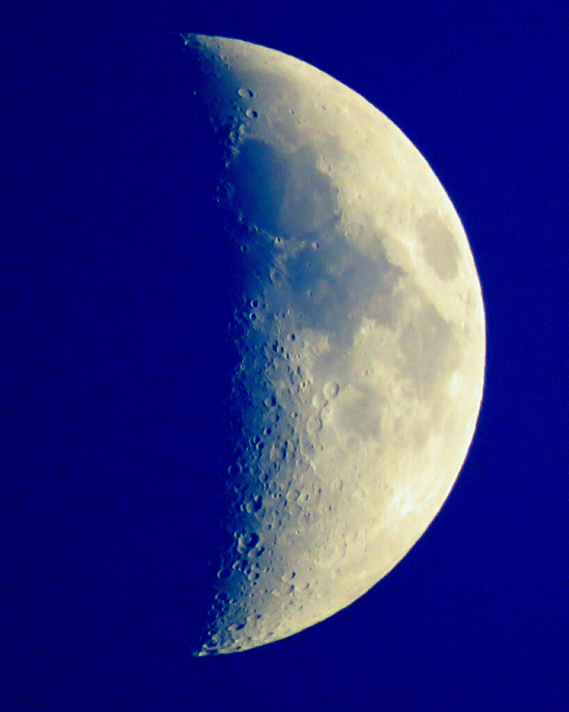 '23.6.25.17:01.の数枚を画像処理した薄い雲被る月齢6.9