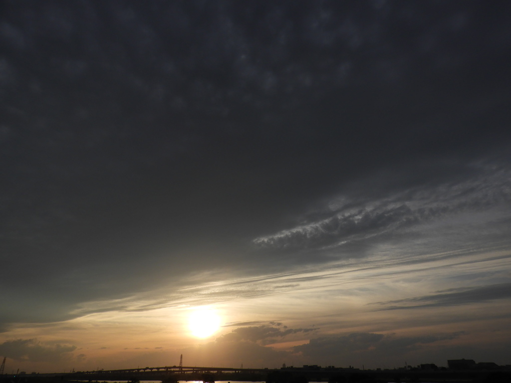 荒川土手から西新井橋上空を覆う雲の夕日