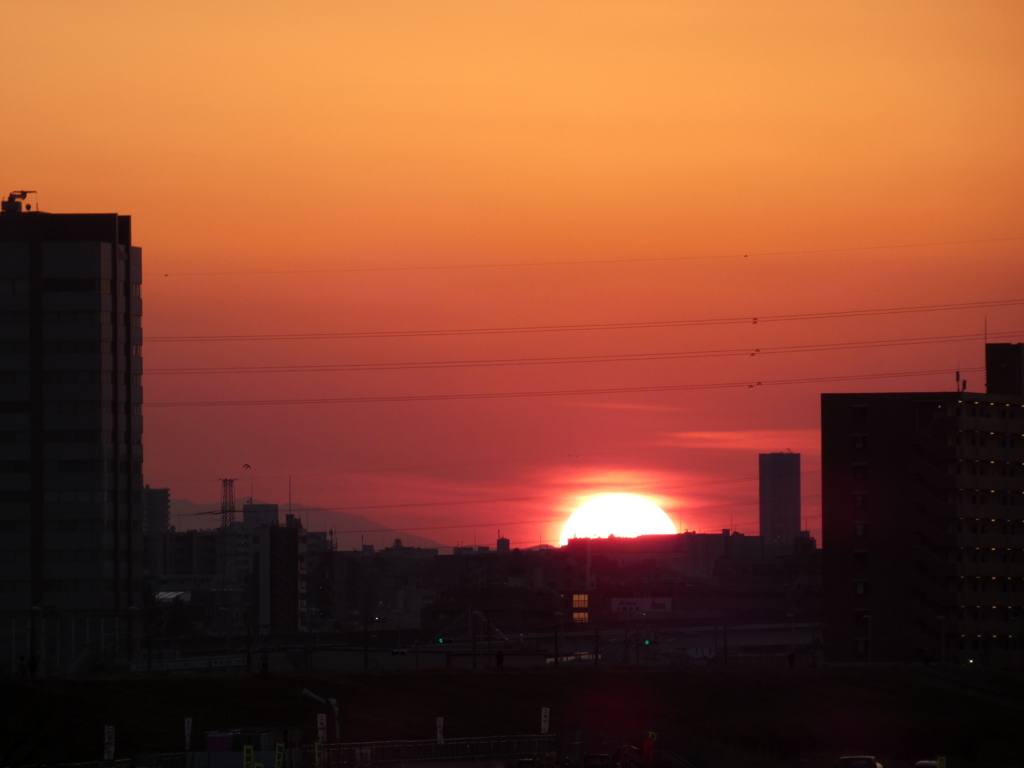 舎人ライナーの扇大橋から御正体山右辺りの夕日