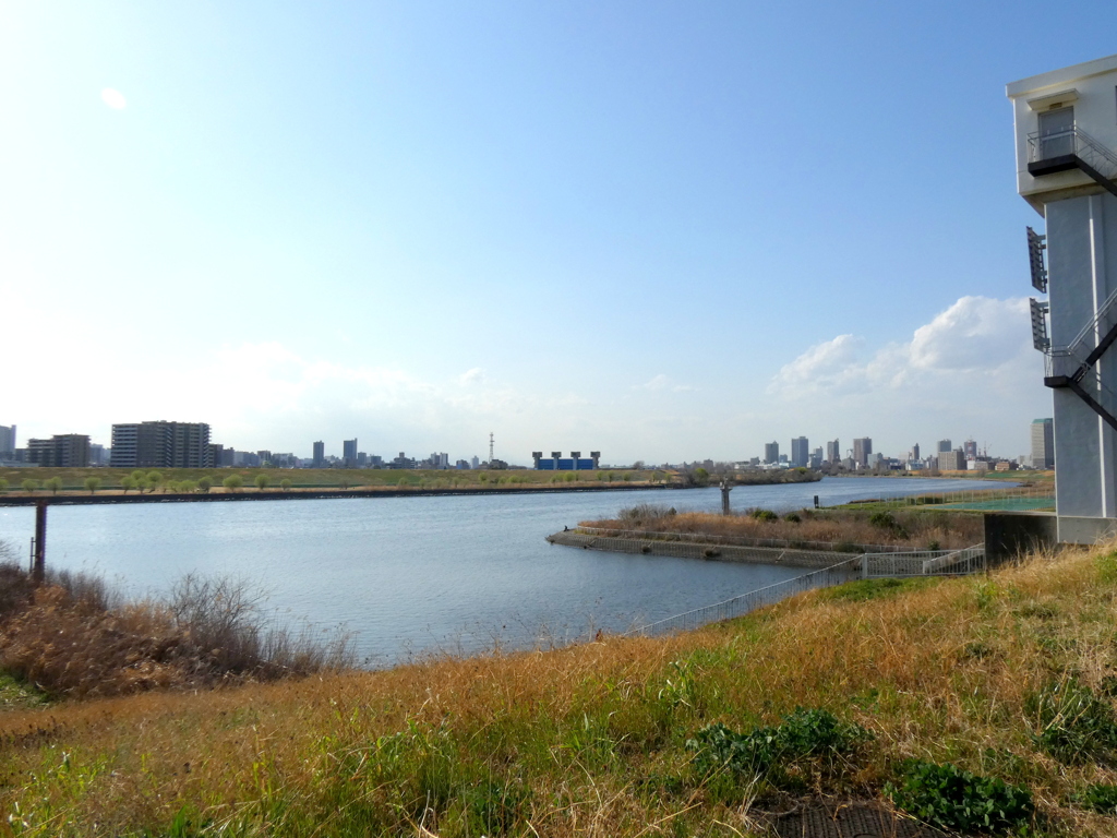 都市農業公園の荒川と新柴川の合流水門