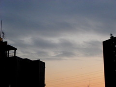 マンションの間の紫のK・H波雲