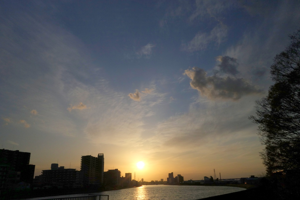 尾竹橋から隅田川の夕日と雲