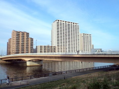 隅田川の千住と南千住にかかる千住汐入大橋