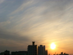 薄曇りの夕日