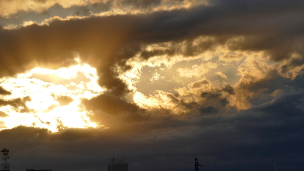 西新井橋から雲の切れ間の夕日