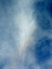 千住桜木の屋根の隙間の彩雲（幻日）