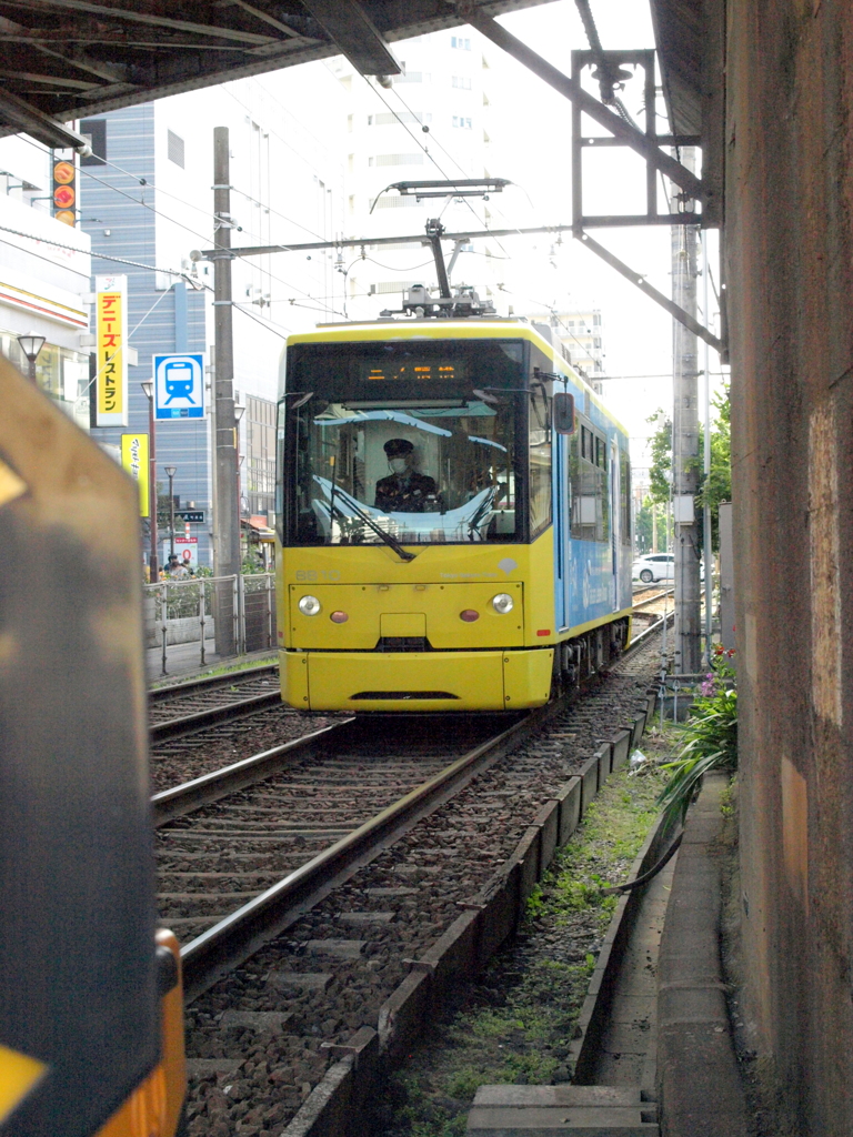 町屋駅から京成町屋の高架をくぐる黄色の都電荒川線