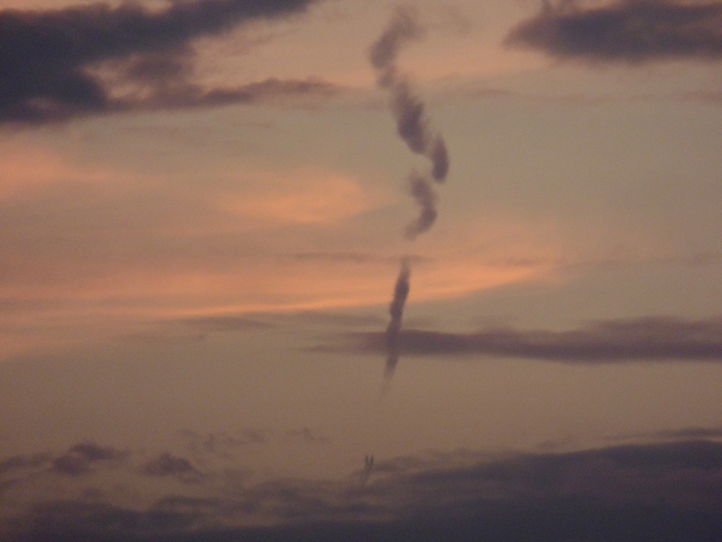 日没の遠くの飛行機雲１