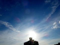 荒川土手のマンションの上の半光輪