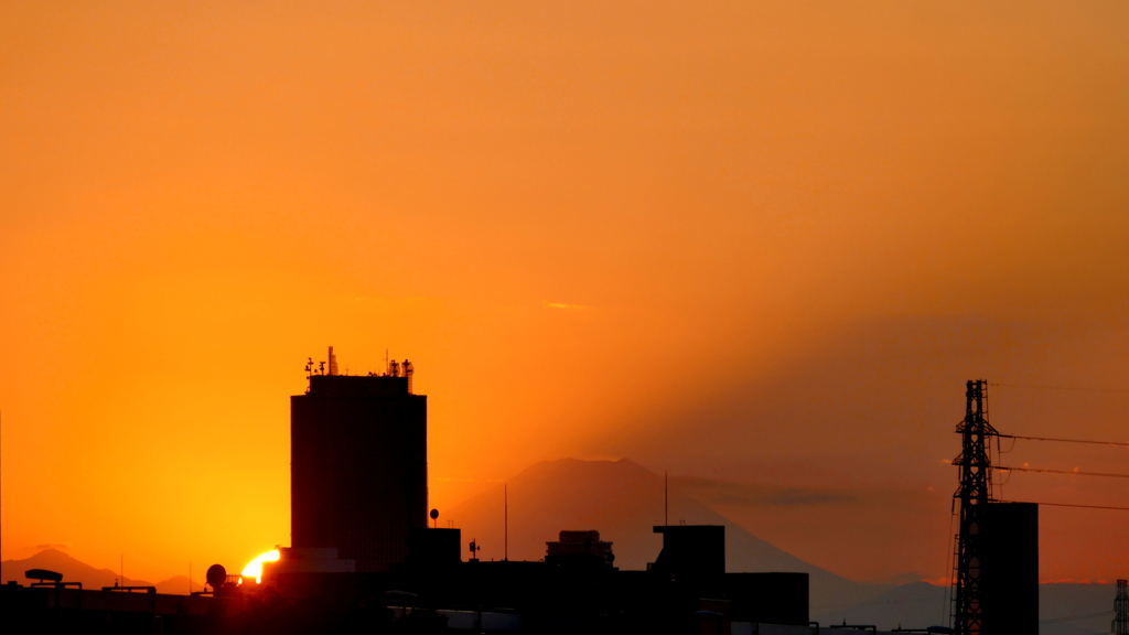 右に伸びる富士の影