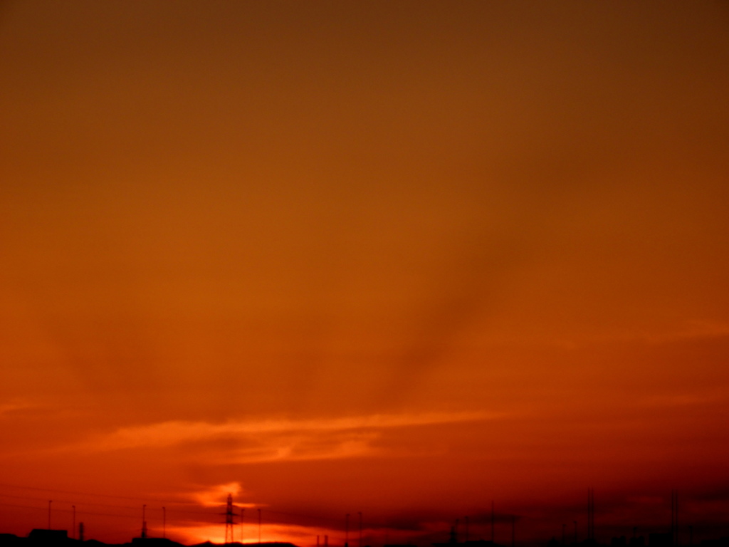 久しぶりに出る荒川上空の夕日薄明光