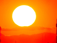 荒川土手から’22新年の丹沢山系の上の大きな夕日
