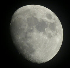 '22.12.04.18:34.の6枚を重ねて画像処理した月齢10.2