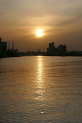 黄砂雲？隅田川の夕日