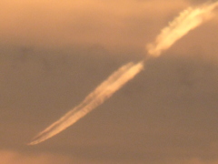 二重になっている遠方の飛行機雲