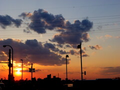 荒川土手の黒雲と夕日