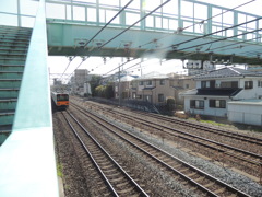 栗原歩道橋を梅島方面へ向かう線路を渡った向こうは尾竹橋通り