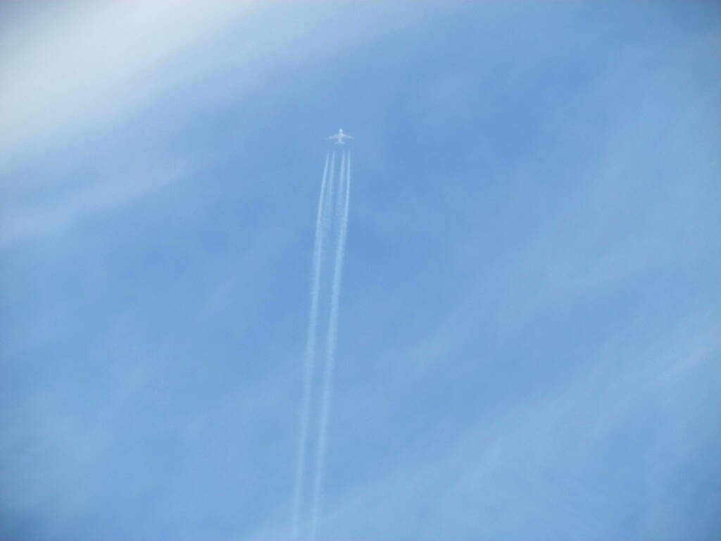 巻雲の中の飛行機雲